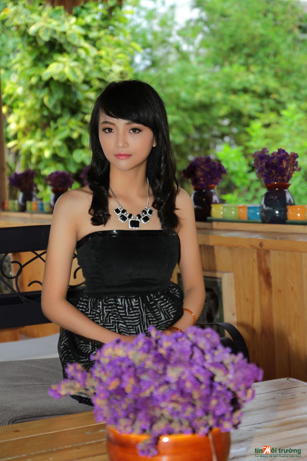 Nguời[-]mẫu[-]Tố[-]Quyên[-]trẻ[-]trung[-]với[-]trang[-]phục[-]mới[-]của[-]NTK[-]Việt[-]Hùng
